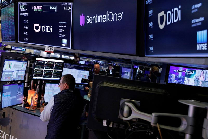 © Reuters. Logo da Didi em tela na bolsa de valores de Nova York após IPO da empresa 
30/06/2021
REUTERS/Brendan McDermid