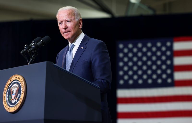 © Reuters. U.S. President Joe Biden delivers remarks on his proposed 