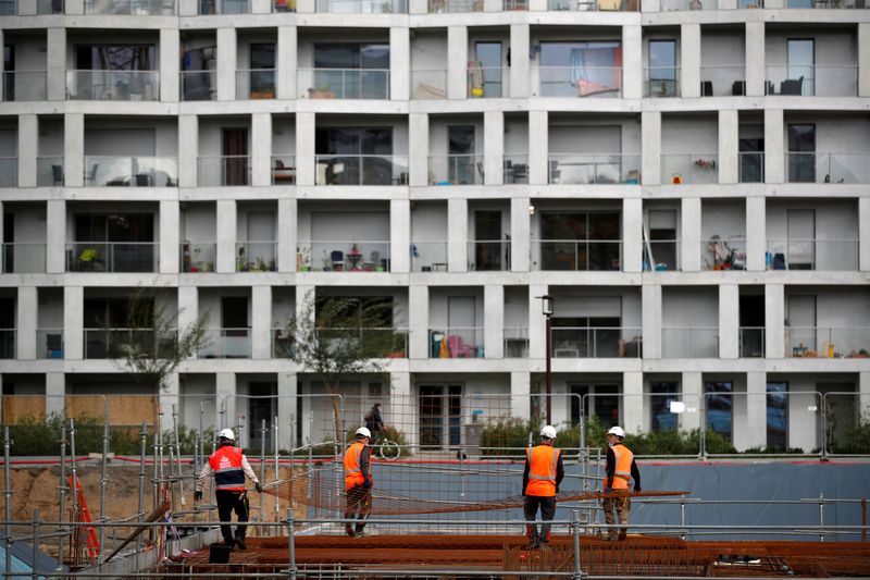 &copy; Reuters. General view of the construction site of a new residential apartment building amid the coronavirus disease (COVID-19) pandemic in Nantes, France, October 13, 2020. REUTERS/Stephane Mahe