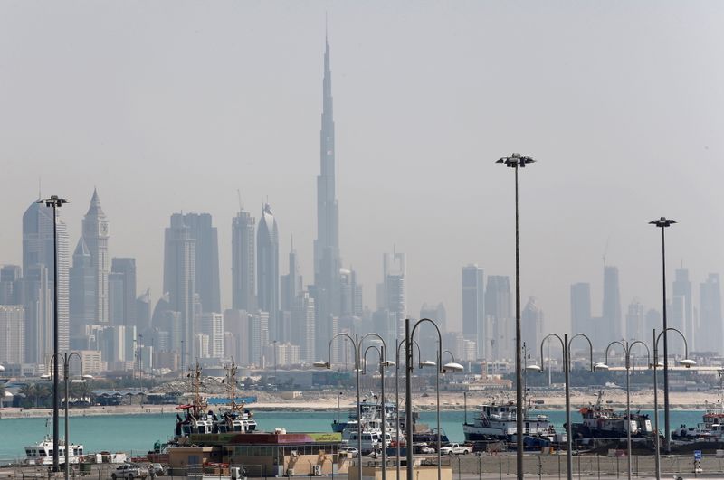 © Reuters. A Dubaï. Un incendie s'est déclaré mercredi soir à bord d'un porte-conteneurs ancré au port de Dubaï, ont déclaré les autorités locales, indiquant par la suite que les équipes de protection civile étaient parvenues à contrôler les flammes. /Photo d'archives/REUTERS/Ahmed Jadallah/File Photo