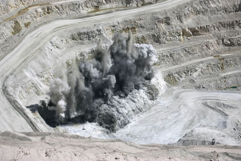 &copy; Reuters. IMAGEN DE ARCHIVO REFERENCIAL. Explosiones se ven en Escondida, la mayor mina de cobre del mundo, ubicada cerca de Antofagasta, en el norte de Chile. Marzo 31, 2008. REUTERS/Iván Alvarado
