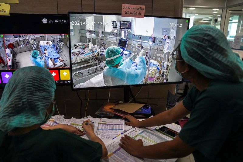 &copy; Reuters. 　７月８日、タイ当局が発表した新型コロナウイルス感染による新たな死者は７５人と、１日当たりの過去最多を更新した。バンコクの病院で５月撮影（２０２１年　ロイター／Athit Perawongm