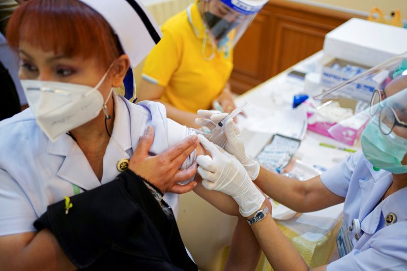 &copy; Reuters. FILE PHOTO: A health worker receives the Sinovac coronavirus disease (COVID-19) vaccine at the Samut Sakhon hospital in Samut Sakhon province, Thailand, February 28, 2021. REUTERS/Athit Perawongmetha