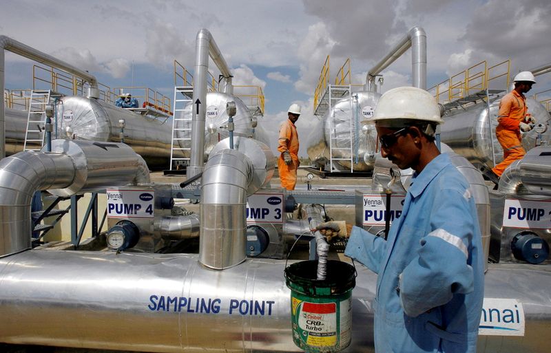 &copy; Reuters. FILE PHOTO: Cairn India employees work at a storage facility for crude oil at Mangala oil field at Barmer in the desert Indian state of Rajasthan August 29, 2009. REUTERS/Parth Sanyal/File Photo