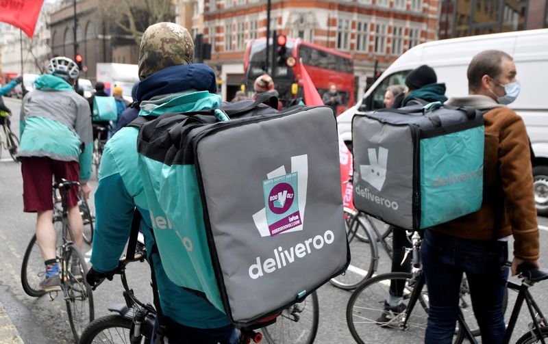 &copy; Reuters. FILE PHOTO: Deliveroo riders demonstrate to push for improved working conditions, in London, Britain, April 7, 2021. REUTERS/Toby Melville/File Photo