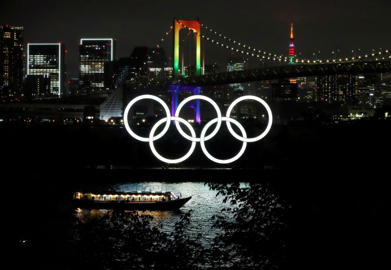 &copy; Reuters. شعار الالعاب الأولمبية يزين جسرا وبرجا في العاصمة اليابانية طوكيو يوم 14 أبريل نيسان 2021. تصوير: إيسي كاتو - رويترز.
