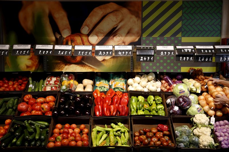 &copy; Reuters. Verduras expuestas en un puesto de frutas y verduras en el mercado de la Plaza de Día en Madrid