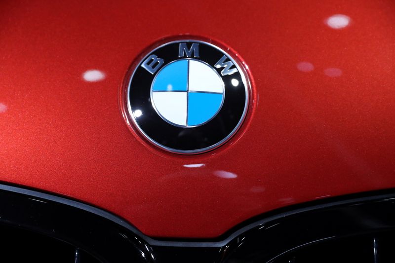 &copy; Reuters. FOTO DE ARCHIVO: El logotipo de BMW se ve en el Salón del Automóvil de Los Ángeles, California, Estados Unidos, el 20 de noviembre de 2019. REUTERS/Lucy Nicholson