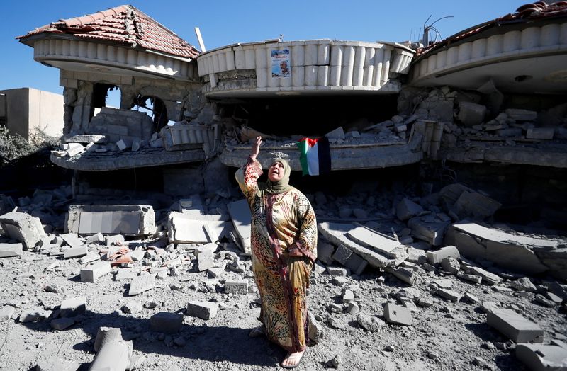 &copy; Reuters. A woman gestures next to the house of jailed Palestinian assailant Muntasir Al-Shalabi, after it was blown up by Israeli forces, in Turmus Aya, near Ramallah in the Israeli-occupied West Bank July 8, 2021. REUTERS/Mohamad Torokman     