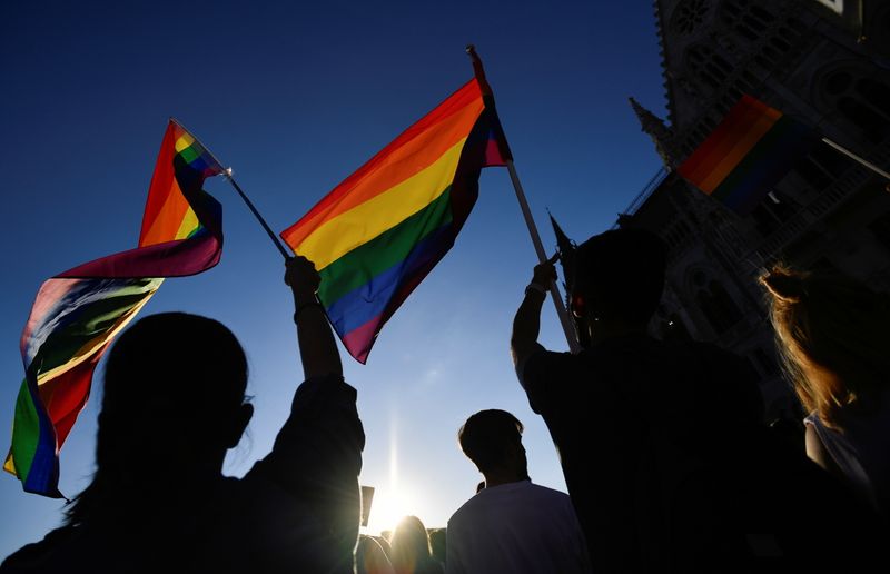 &copy; Reuters. FILE PHOTO: Demonstrators protest against Hungarian Prime Minister Viktor Orban and the latest anti-LGBTQ law in Budapest, Hungary, June 14, 2021. REUTERS/Marton Monus/File Photo