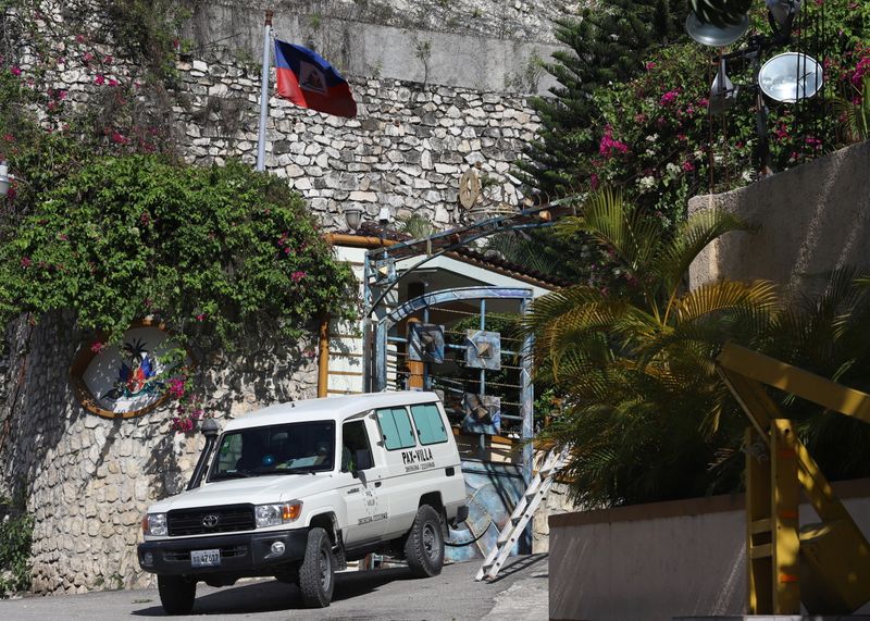 &copy; Reuters. Carro funerário deixa área residencial onde presidente do Haiti foi assassinado em Porto Príncipe
07/07/2021 REUTERS/Estailove St-Val