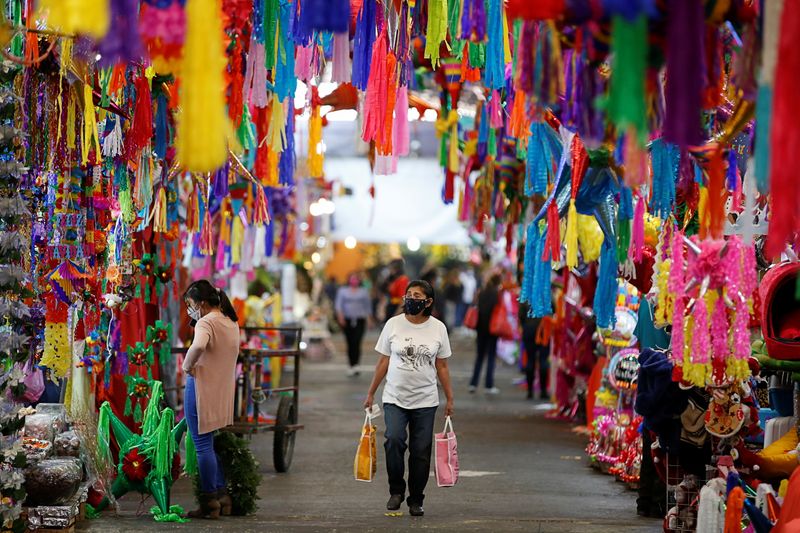 &copy; Reuters. FILE PHOTO: A woman is seen at the Jamaica market during last minute Christmas shopping, as the coronavirus disease (COVID-19) outbreak continues, in Mexico City, Mexico December 24, 2020. REUTERS/Gustavo Graf