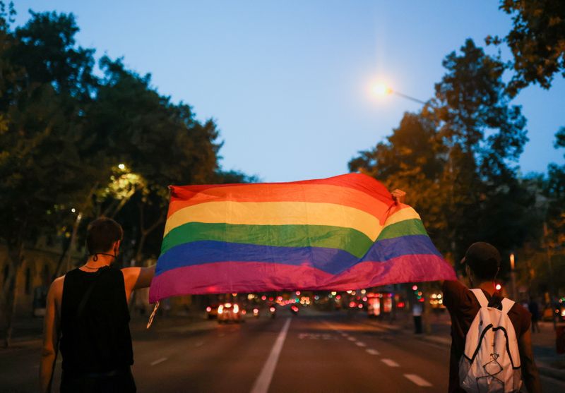 &copy; Reuters. Activistas LGBT+ protestan por la muerte de Samuel Luiz, que fue atacado fuera de un club en A Coruña, en Barcelona, España, el 5 de julio de 2021. Imagen tomada el 5 de julio de 2021. REUTERS/Nacho Doce