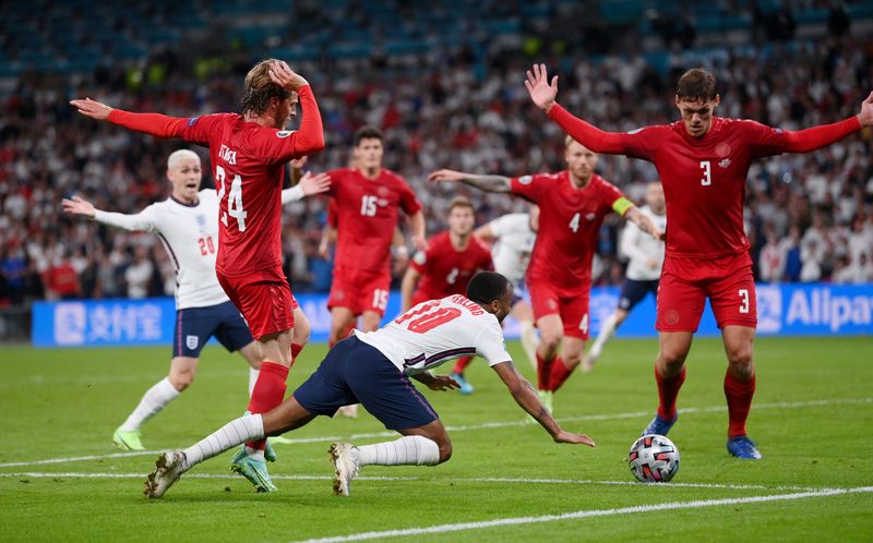 &copy; Reuters. Raheem Sterling cai na área durante partida entre Inglaterra e Dinamarca pela semifinal da Eurocopa
07/07/2021 Pool via REUTERS/Laurence Griffiths