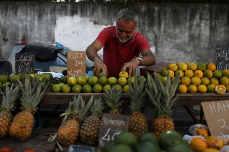 &copy; Reuters. FILE PHOTO: A vendor displays fruits at a street market in Rio de Janeiro, Brazil May 10, 2019. REUTERS/Pilar Olivares