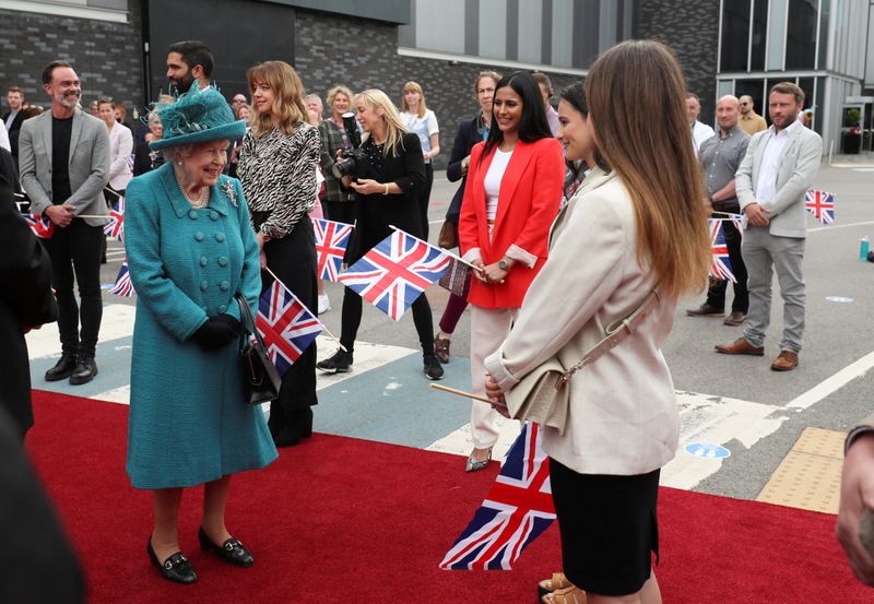 &copy; Reuters. الملكة إليزابيث الثانية ملكة بريطانيا تلتقي مع ممثلين خلال زيارتها موقع تصوير مسلسل (شارع كورونيشن) في مانشستر يوم الخميس. صورة لرويترز من م