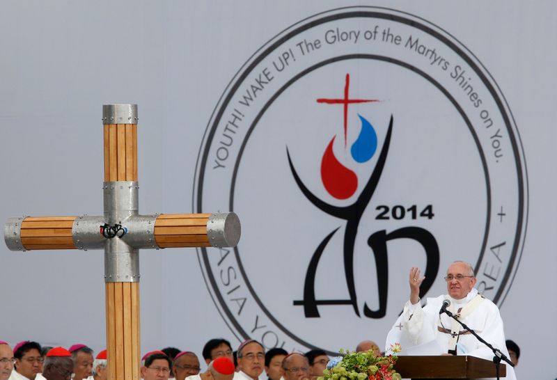 &copy; Reuters. Imagen de archivo del Papa Francisco participando de una misa en Haemi, Corea del Sur. 17 agosto 2014.  REUTERS/Kim Hong-Ji