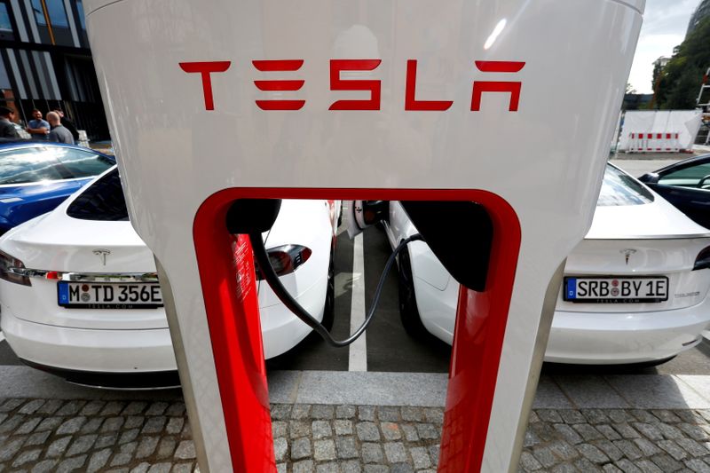 &copy; Reuters. FOTO DE ARCHIVO: El logotipo de la compañía de coches Tesla en el campus de EUREF en Berlín, Alemania 10 de septiembre de 2020. REUTERS/Michele Tantussi