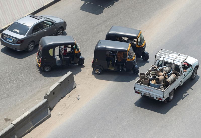 &copy; Reuters. ثلاث من مركبات التوك توك الصغيرة تسير في شارع بالقاهرة يوم الخميس. تصوير: محمد عبد الغني - رويترز.