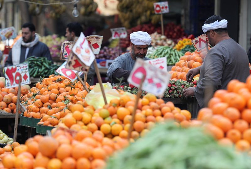 &copy; Reuters. Imagen de archivo. Mercaderes en varios puestos de frutas y vegetales en un mercado de El Cairo