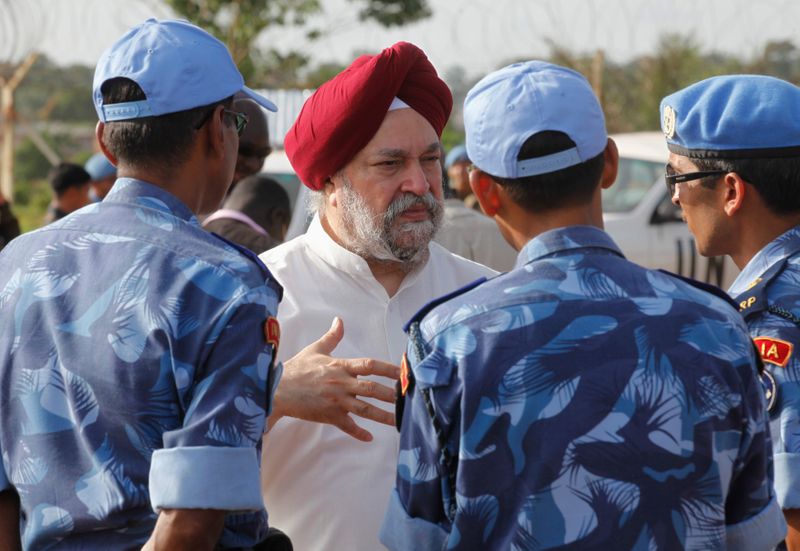 &copy; Reuters. وزير النفط الهندي الجديد هارديب سينغ بوري (الثاني من ناحية اليسار) يتحدث إلى جنود في ليبيريا - صورة من أرشيف رويترز.