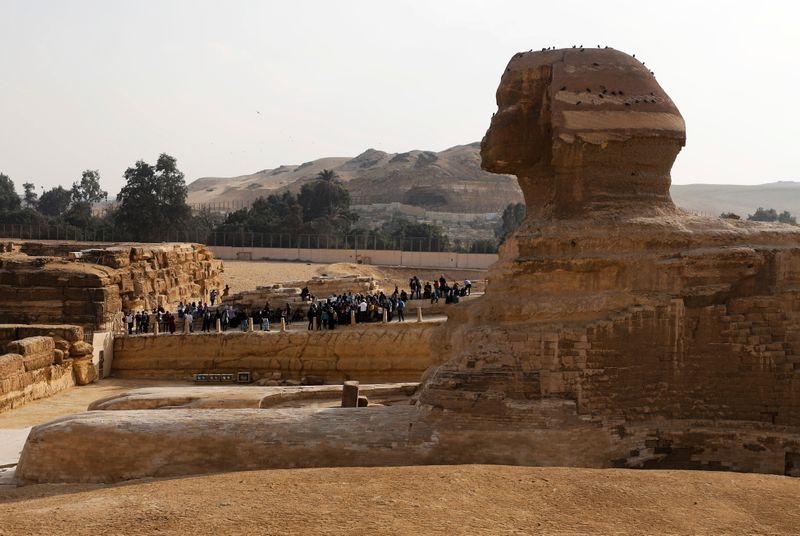 &copy; Reuters. Visitors are seen next to the Sphinx at the Giza pyramids plateau in Giza, Egypt December 18, 2020. REUTERS/Mohamed Abd El Ghany