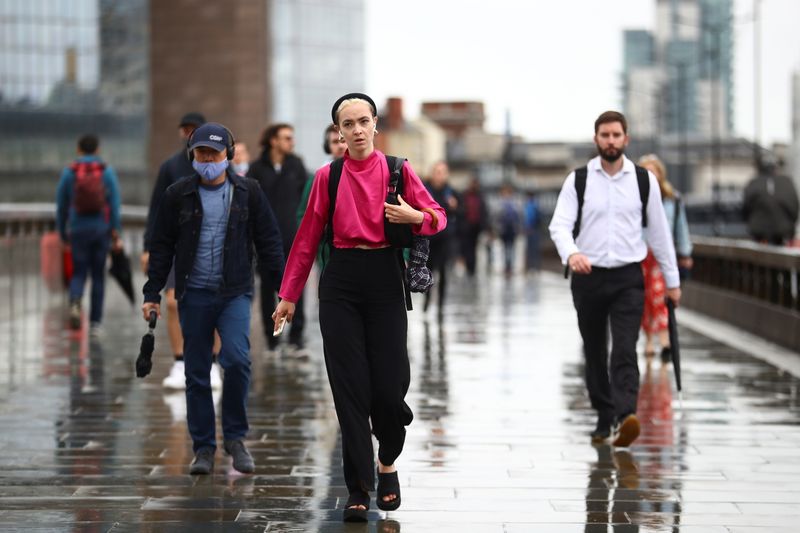 &copy; Reuters. FILE PHOTO: Commuters cross the London Bridge, amid the spread of the coronavirus disease (COVID-19), in London, Britain July 6, 2021. REUTERS/Hannah McKay