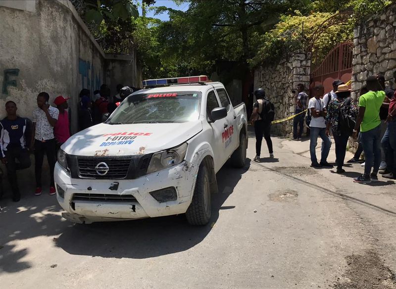 &copy; Reuters. سيارة شركة بالقرب من مقر إقامة رئيس هايتي في بورت أو برتس يوم الاربعاء. تصوير رويترز. محظور اعادة بيع الصورة أو وضعها في أرشيف.
