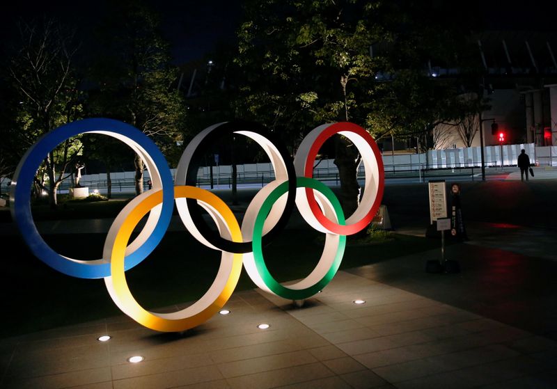 &copy; Reuters. Struttura illuminata con i cinque cerchi della bandiera olimpica a Tokyo, foto scattata a gennaio a Tokyo (2021 Reuters / Kim Kyung-Hoon)