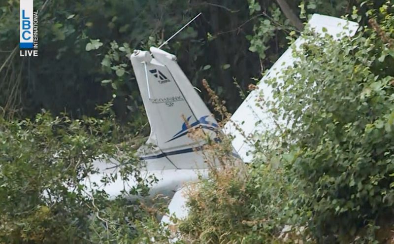 © Reuters. حطام طائرة تدريب في قرية غوسطا اللبنانية يوم الخميس. صورة لرويترز من ال بي سي محظور إعادة بيعها أو وضعها في أرشيف.