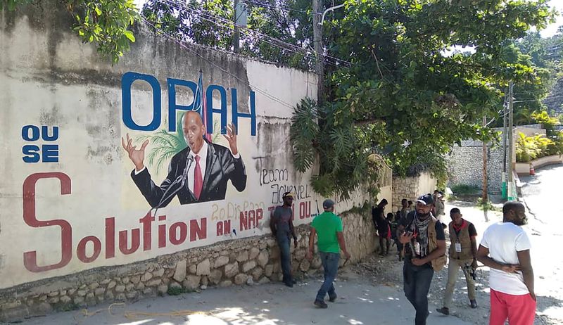 &copy; Reuters. Une murale représentant le président. La police haïtienne a arrêté jeudi au moins deux nouveaux membres présumés du commando ayant tué le président Jovenel Moïse dans sa résidence privée dans la nuit de mardi à mercredi, à l'issue d'une impo