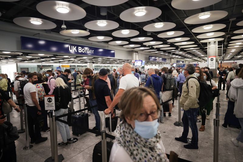 © Reuters. FILE PHOTO: Arriving passengers queue at UK Border Control at the Terminal 5 at Heathrow Airport in London, Britain June 29, 2021. REUTERS/Hannah Mckay