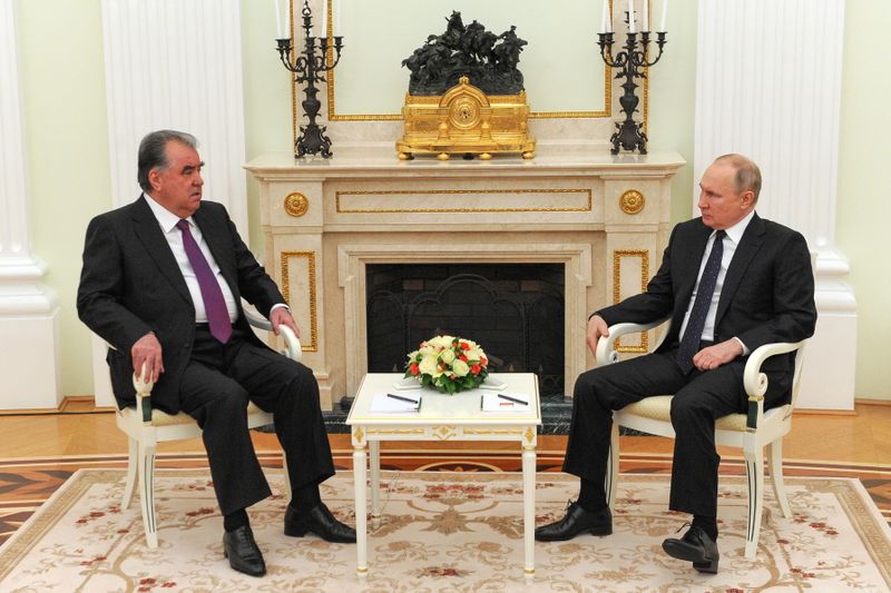 &copy; Reuters. الرئيس الروسي فلاديمير بوتين (الى اليمين) خلال اجتماع مع نظيره الطاجيكي رحمانوف في موسكو يوم الثامن من مايو ايار 2021. صورة من سبوتنيك.