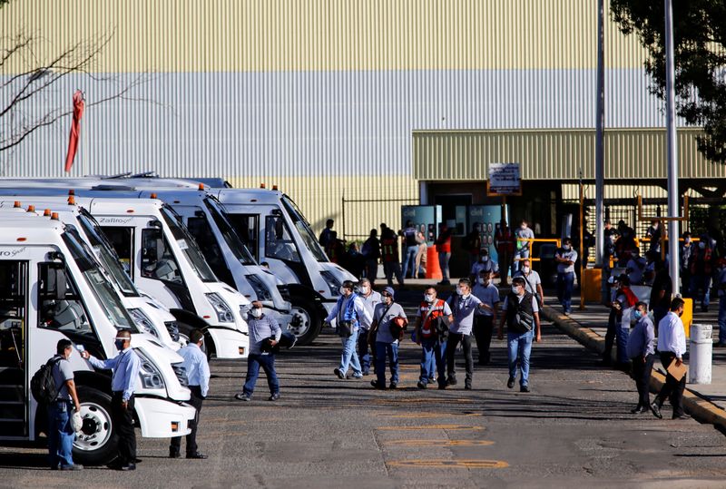 &copy; Reuters. FILE PHOTO: Workers leave after finishing their shift at the GM truck assembly plant as the company gradually restart operations at their Mexican facilities, amid the outbreak of the coronavirus disease (COVID-19), in Silao, Mexico May 22, 2020. REUTERS/S