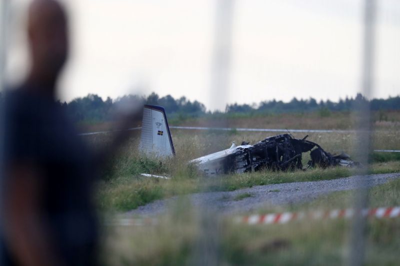 &copy; Reuters. A small aircraft is seen after crashing at Orebro Airport, Orebro, Sweden,  July 8 2021.  TT News Agency/Jeppe Gustafsson via REUTERS 