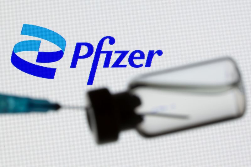 &copy; Reuters. FILE PHOTO: Syringe and vial are seen in front of displayed new Pfizer logo in this illustration taken, June 24, 2021. REUTERS/Dado Ruvic