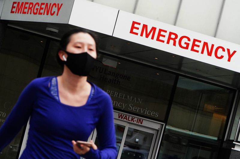 &copy; Reuters. Mulher deixa hospital em Nova York em meio à pandemia de Covid
 24/12/2020   REUTERS/Carlo Allegri