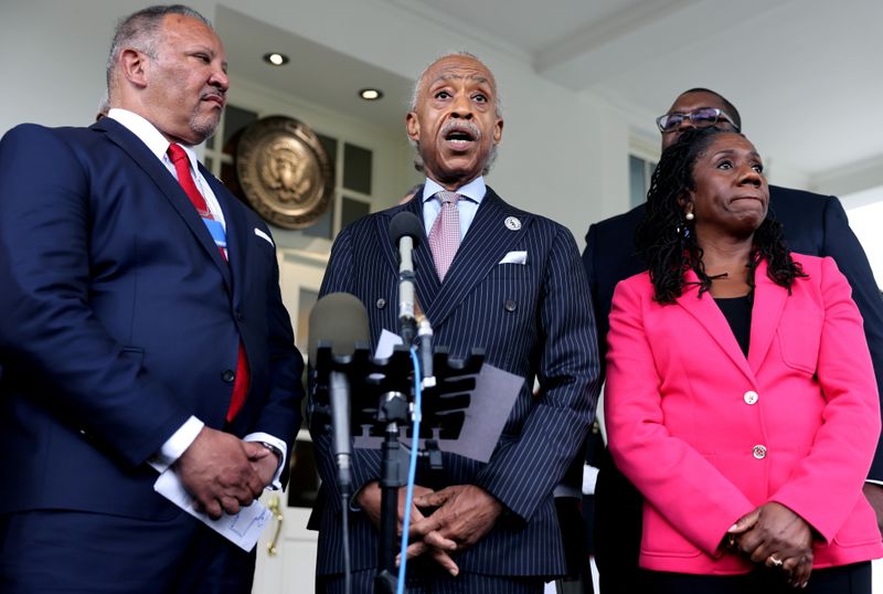 © Reuters. Reverend Al Sharpton from the National Action Network and other leading civil rights leaders hold a press conference at the White House following a meeting with U.S. President Joe Biden and Vice President Kamala Harris, where they discussed voting rights, in Washington, U.S., July 8, 2021. REUTERS/Evelyn Hockstein