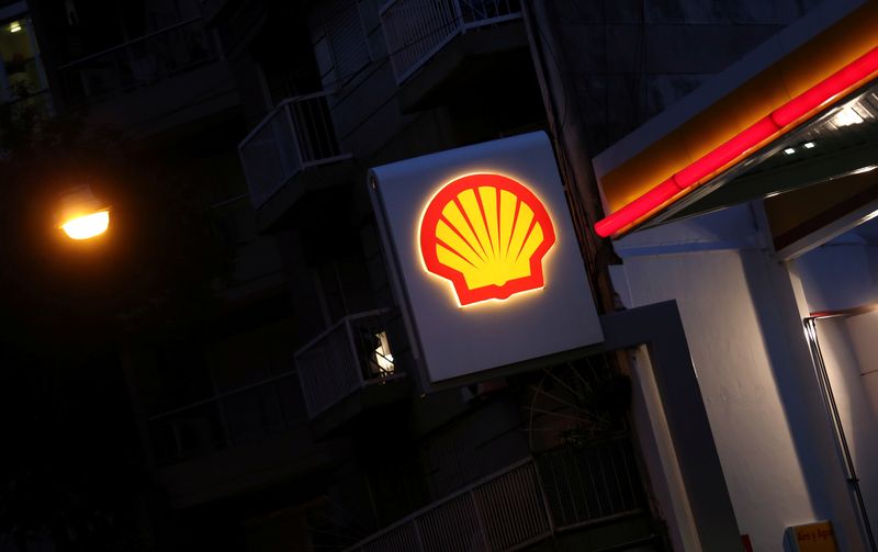 &copy; Reuters.  7月８日、英・オランダ系石油大手ロイヤル・ダッチ・シェルはドイツ東部にあるＰＣＫシュベート製油所の権益売却で合意したと発表した。写真はシェルのロゴ。ブエノスアイレスで２０