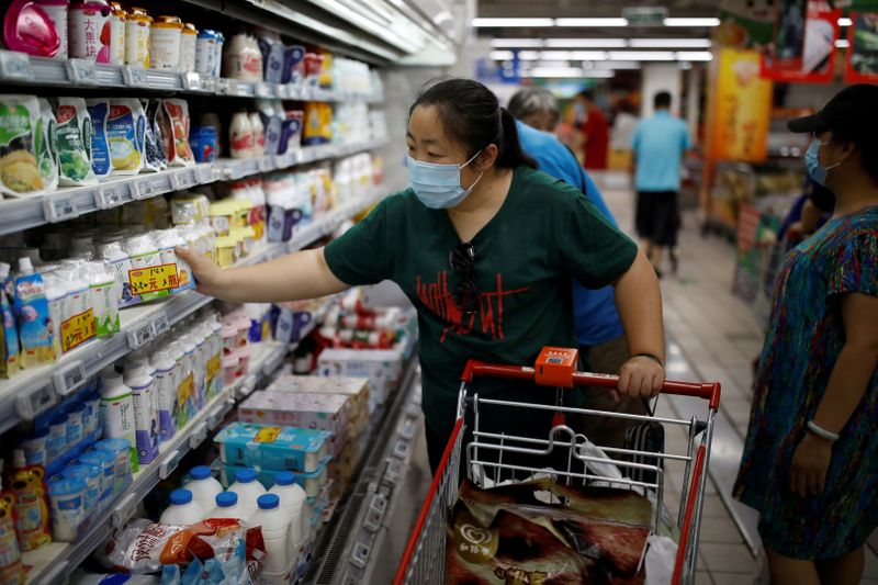 &copy; Reuters. FILE PHOTO: A woman wearing a face mask shops inside a supermarket following a new outbreak of the coronavirus disease (COVID-19) in Beijing, China, June 19, 2020. REUTERS/Carlos Garcia Rawlins/File Photo 