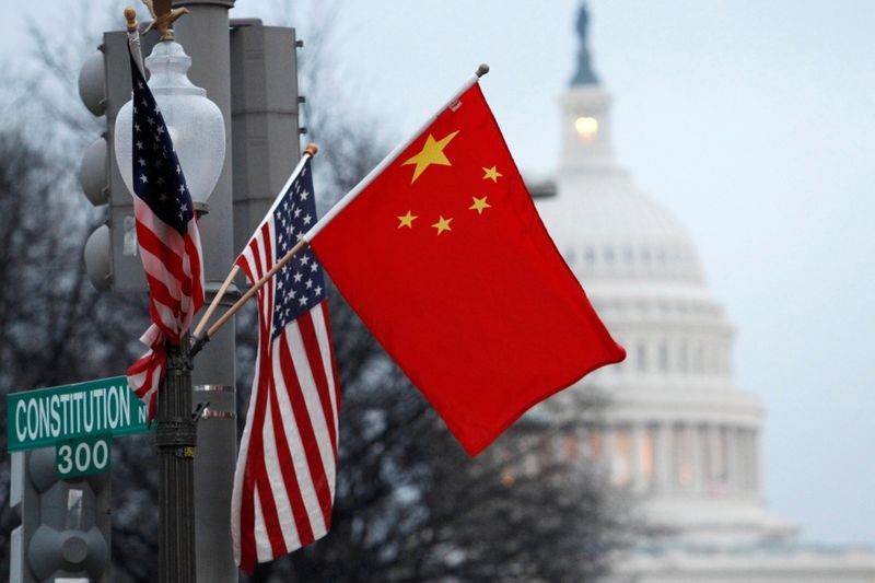 &copy; Reuters. 　複数の関係筋によると、バイデン米政権は早ければ７月９日にも、少なくとも１０の中国企業・機関を経済ブラックリスト（エンティティー・リスト）に追加する。写真は米中の国旗。２