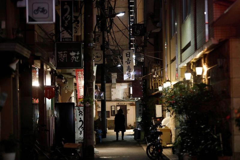 © Reuters. FILE PHOTO: A man walks past restaurants which closed after 8 PM, the time the government asks them to close by, amid the coronavirus emergency decree in Tokyo, Japan, January 15, 2021.REUTERS/Kim Kyung-Hoon