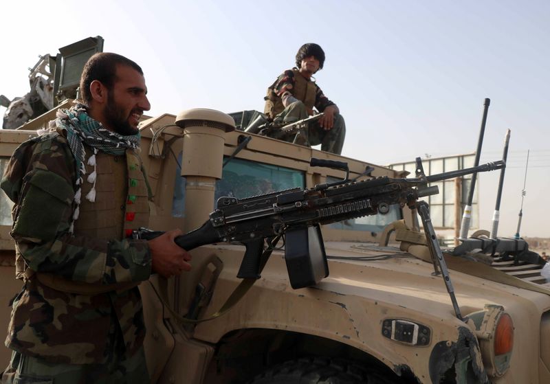&copy; Reuters. جنديان من الجيش الأفغاني في نقطة تفتيش بإقليم هرات يوم الجمعة. تصوير: جليل أحمد - رويترز.