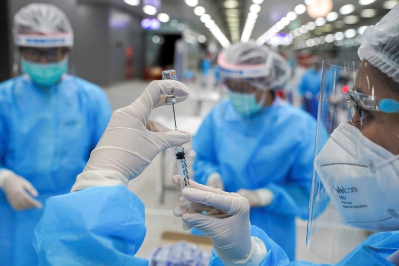 &copy; Reuters. Un operatore medico prepara una siringa con una dose del vaccino cinese Sinovac contro il Covid-19 al Central Vaccination Center, all'interno della Bang Sue Grand Station, a Bangkok, Thailandia, 24 maggio 2021. REUTERS/Athit Perowongmetha 

