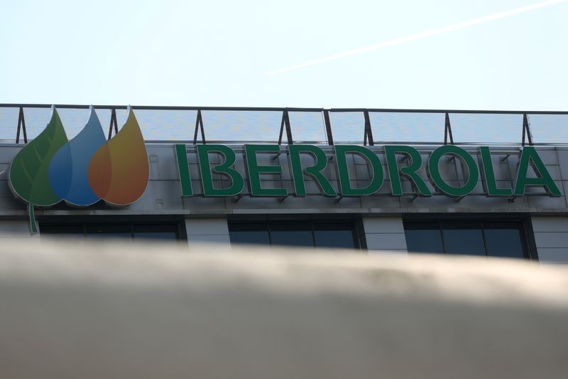 &copy; Reuters. FOTO DE ARCHIVO. El logo de Iberdrola en su sede en Madrid, España. 23 de mayo de 2018. REUTERS/Sergio Pérez
