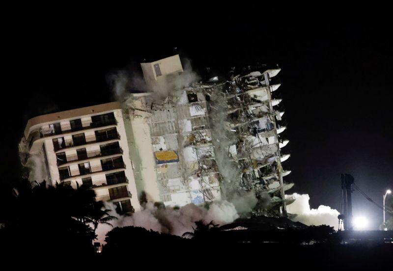 © Reuters. FILE PHOTO: The partially collapsed Champlain Towers South residential building is demolished, in Surfside, Florida, July 4, 2021. REUTERS/Marco Bello/File Photo