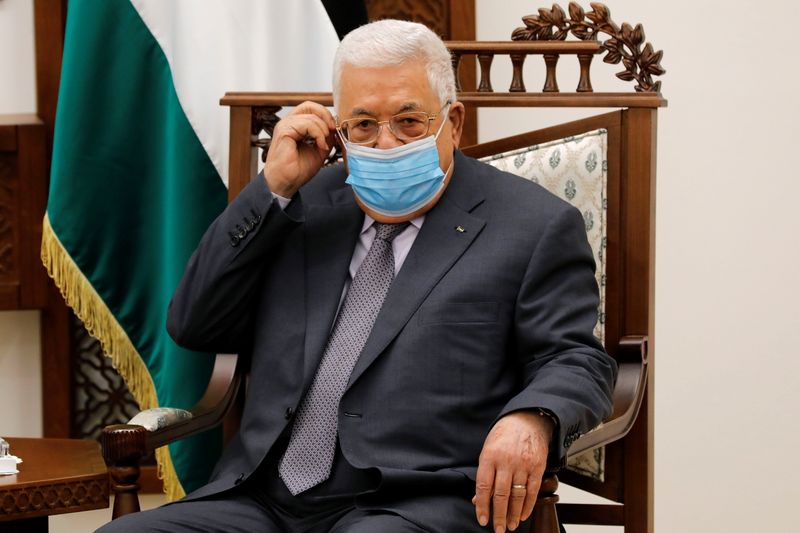 &copy; Reuters. الرئيس الفلسطيني محمود عباس أثناء اجتماع في مكتبه في رام الله بالضفة الغربية المحتلة يوم 26 مايو أيار 2021. تصوير: محمد تركمان - رويترز.