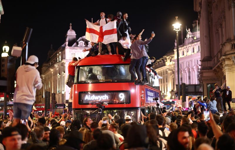 &copy; Reuters. I tifosi festeggiano la vittoria dell' Inghilterra contro la Danimarca a Piccadilly Circus, Londra, Gram Bretagna - 7 luglio 2021 REUTERS/Henry Nicholls