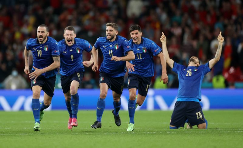 &copy; Reuters. FOTO DE ARCHIVO: Varios jugadores de la selección italiana de fútbol celebran su victoria en la tanda de penaltis sobre la selección española en el partido de semifinales de la Eurocopa 2020 disputado en el estadio de Wembley en Londres, Reino Unido, 