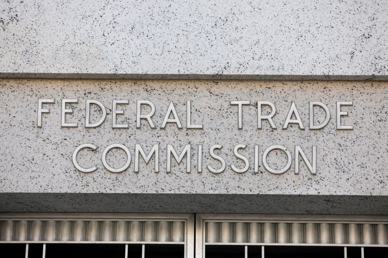 &copy; Reuters. FOTO DE ARCHIVO. El logo de la Comisión Federal de Comercio (FTC) en su sede en Washington DC, Estados Unidos. 29 de agosto de 2020. REUTERS/Andrew Kelly